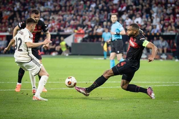 UEFA Europa League semi-final Bayer 04 Leverkusen vs AS Roma, 09 05 2024 Jonathan Tah Bayer 04 Leverkusen, 4 saves from Stephan El Shaarawy AS Roma, 92 in the penalty area during the Europa League semi-final between Bayer 04 Leverkusen and AS Roma at BayArena on 09 05 2024 in Leverkusen, Germany DFL REGULATIONS PROHIBIT ANY USE OF PHOTOGRAPHS AS IMAGE SEQUENCES AND OR QUASI VIDEO Copyright: xBEAUTIFULxSPORTS AxelxKohringx