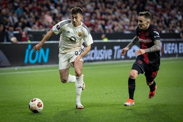 UEFA Europa League semi-final Bayer 04 Leverkusen vs AS Roma, 09 05 2024 Stephan El Shaarawy AS Roma, 92 overruns Alejandro Grimaldo Bayer 04 Leverkusen, 20 during the Europa League semi-final between Bayer 04 Leverkusen and AS Roma at BayArena on 09 05 2024 in Leverkusen, Germany DFL REGULATIONS PROHIBIT ANY USE OF PHOTOGRAPHS AS IMAGE SEQUENCES AND OR QUASI VIDEO Copyright: xBEAUTIFULxSPORTS AxelxKohringx
