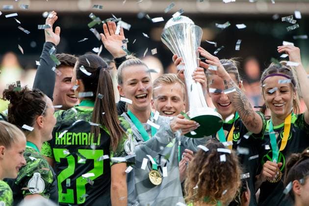 Merle Frohms VfL Wolfsburg, 01 , Lynn Wilms VfL Wolfsburg, 02 , Kathrin Hendrich VfL Wolfsburg, 04 and team celebrate victory with trophy, GER, FC Bayern Muenchen FCB vs VfL Wolfsburg WOB , Football DFB Womens Cup Final 2024, 09 05 2024 DFB regulations prohibit any use of photographs as image sequences and or quasi video GER, FC Bayern Muenchen FCB vs VfL Wolfsburg WOB , Fußball DFB Pokalfinale der Frauen 2024, 09 05 2024 Koeln Copyright: xEibner-Pressefoto Memmlerx EP_MMR