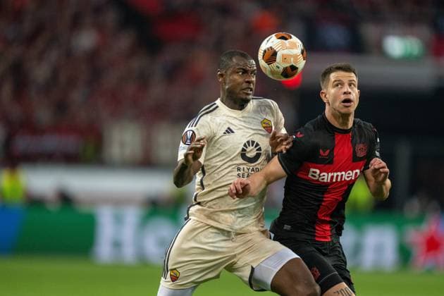 GER, EL, Bayer 04 Leverkusen vs AS Roma, season 2023 24, 09 05 2024, BayArena, Leverkusen, GER, EL, Bayer 04 Leverkusen vs AS Roma, season 2023 24, In the picture Evan Ndicka AS Roma, 05 Adam Hlozek Bayer 04 Leverkusen, 23 in duel, duel, dynamics, action, action scene header header duel dynamics, action, action, action scene gestures, facial expressions, emotions nordphotoxGmbHxx xDenkinger nph00015