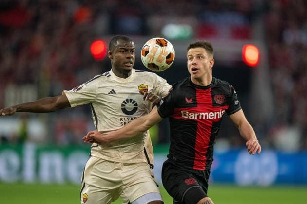 GER, EL, Bayer 04 Leverkusen vs AS Roma, season 2023 24, 09 05 2024, BayArena, Leverkusen, GER, EL, Bayer 04 Leverkusen vs AS Roma, season 2023 24, In the picture Evan Ndicka AS Roma, 05 Adam Hlozek Bayer 04 Leverkusen, 23 in duel, duel, dynamics, action, action scene header header duel dynamics, action, action, action scene gestures, facial expressions, emotions nordphotoxGmbHxx xDenkinger nph00015