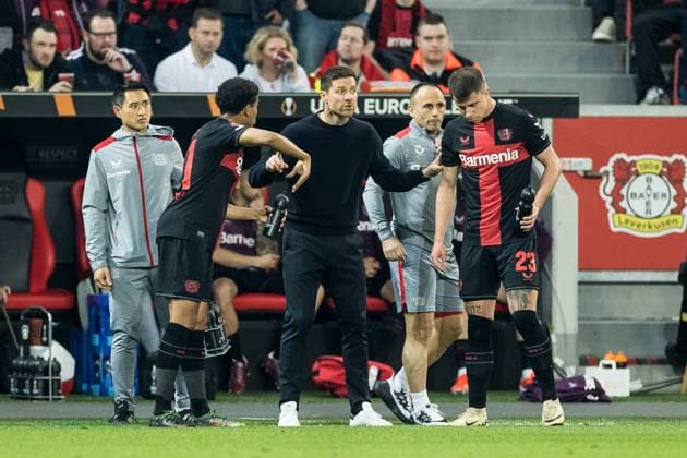 UEFA Europa League semi-final Bayer 04 Leverkusen vs AS Roma, 09 05 2024 Xabi Alonso coach Bayer 04 Leverkusen coaches Amine Adli Bayer 04 Leverkusen, 21 and Adam Hlozek Bayer 04 Leverkusen, 23 during the break in play UEFA Europa League Bayer 04 Leverkusen AS Roma, Leverkusen, BayArena on 09 05 2024 Copyright: xBEAUTIFULxSPORTS Wunderlx