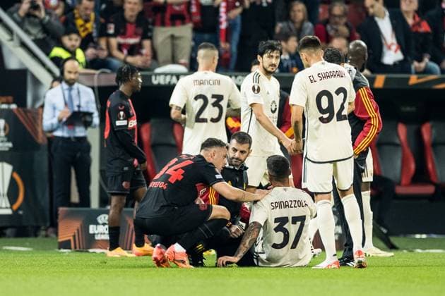 UEFA Europa League semi-final Bayer 04 Leverkusen vs AS Roma, 09 05 2024 Leonardo Spinazzola AS Roma, 37 has to be treated and substituted, Granit Xhaka Bayer 04 Leverkusen, 34 looks after him UEFA Europa League Bayer 04 Leverkusen AS Roma, Leverkusen, BayArena on 09 05 2024 Copyright: xBEAUTIFULxSPORTS Wunderlx