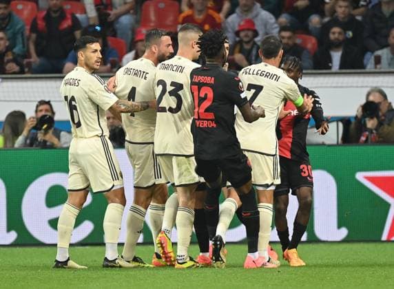 08 05 2024, xjrdrx, football UEFA Europa League, Bayer 04 Leverkusen AS Roma emspor, v l Lorenzo Pellegrini AS Roma , Jeremie Frimpong Bayer Leverkusen rudelbildung DFL DFB REGULATIONS PROHIBIT ANY USE OF PHOTOGRAPHS as IMAGE SEQUENCES and or QUASI VIDEO Leverkusen