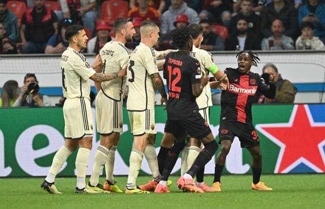 08 05 2024, xjrdrx, football UEFA Europa League, Bayer 04 Leverkusen AS Roma emspor, v l Lorenzo Pellegrini AS Roma , Jeremie Frimpong Bayer Leverkusen rudelbildung DFL DFB REGULATIONS PROHIBIT ANY USE OF PHOTOGRAPHS as IMAGE SEQUENCES and or QUASI VIDEO Leverkusen