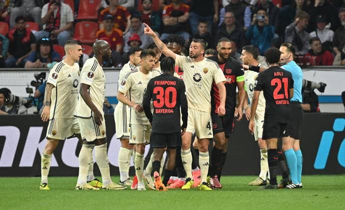 08 05 2024, xjrdrx, football UEFA Europa League, Bayer 04 Leverkusen AS Roma emspor, v l Jeremie Frimpong Bayer Leverkusen , Bryan Cristante AS Roma rudelbildung DFL DFB REGULATIONS PROHIBIT ANY USE OF PHOTOGRAPHS as IMAGE SEQUENCES and or QUASI VIDEO Leverkusen