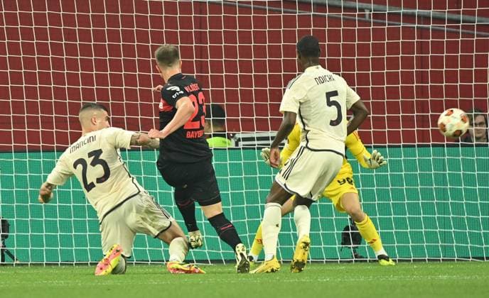 08 05 2024, xjrdrx, Football UEFA Europa League, Bayer 04 Leverkusen AS Roma emspor, v l Gianluca Mancini AS Roma , Adam Hlozek Bayer Leverkusen , Mile Svilar AS Roma , Evan Ndicka AS Roma DFL DFB REGULATIONS PROHIBIT ANY USE OF PHOTOGRAPHS as IMAGE SEQUENCES and or QUASI VIDEO Leverkusen