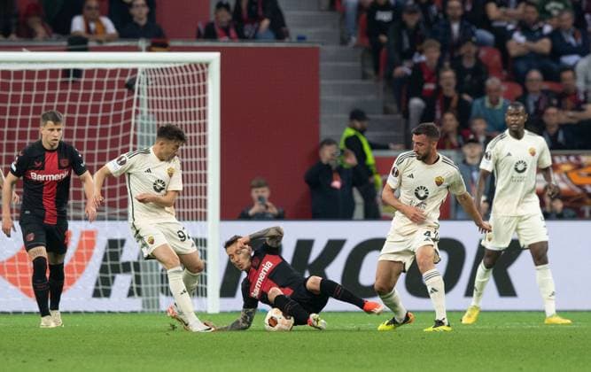 Football, Men, 2023 2024 season, Europa League semi-final, second leg , Bayer 04 Leverkusen AS Roma, v l Adam Hlozek Bayer 04 Leverkusen , Stephan El Shaarawy AS Roma , Alejandro Grimaldo Bayer 04 Leverkusen , Bryan Cristante AS Roma , 09 05 2024, Copyright: xSebastianxRäppold MatthiasxKochx