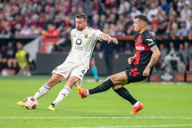 Football UEFA Europa League, 2023 2024 season, semi-final, second leg, Bayer 04 Leverkusen AS Roma on 09 05 2024 at the BayArena in Leverkusen Bryan Cristante AS Roma, 04 goes for a shot and Granit Xhaka Bayer 04 Leverkusen, 34 tries to block Photo Kirchner Media TH Copyright: xKirchner-Media THx