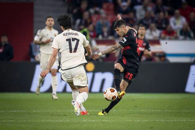 UEFA Europa League semi-final Bayer 04 Leverkusen vs AS Roma, 09 05 2024 Exequiel Palacios Bayer 04 Leverkusen, 25 clears against Sardar Azmoun AS Roma, 17 during the Europa League semi-final between Bayer 04 Leverkusen and AS Roma at BayArena on 09 05 2024 in Leverkusen, Germany DFL REGULATIONS PROHIBIT ANY USE OF PHOTOGRAPHS AS IMAGE SEQUENCES AND OR QUASI VIDEO Copyright: xBEAUTIFULxSPORTS AxelxKohringx