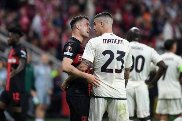 09 05 2024, Leverkusen, Germany, BayARENA, Bayer 04 Leverkusen vs AS Roma UEFA Europa League 2023 2024 Semi finals second leg, Gianluca Mancini AS Roma and Granit Xhaka Bayer 04 Leverkusen gestures, gestures Photo Ralf Treese Leverkusen BayARENA North Rhine Westphalia Germany 521_LEVROM20240509_012 Treese-521