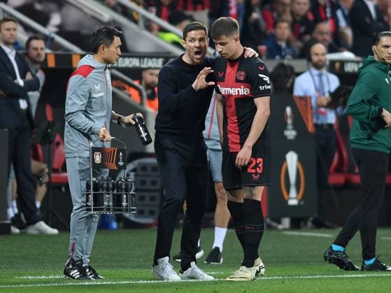 09 05 2024, Leverkusen, Germany, BayARENA, Bayer 04 Leverkusen vs AS Roma UEFA Europa League 2023 2024 Semi finals second leg, coach Xabier Xabi Alonso Bayer 04 Leverkusen and Adam Hlozek Bayer 04 Leverkusen gesturing, gesture photo Ralf Treese Leverkusen BayARENA North Rhine Westphalia Germany 521_LEVROM20240509_015 Treese-521