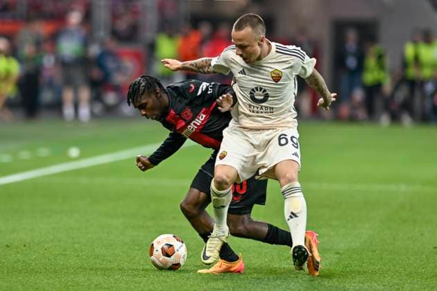 from left in duel Jeremie Frimpong 30, Bayer Leverkusen Angelino 69, AS Roma 09 05 2024 Soccer Europa League, Bayer Leverkusen vs AS Roma, BayArena, Leverkusen, NRW Germany Copyright: xpepphotox xHorstxMauelshagenx pep00321, pep_20240509_hm