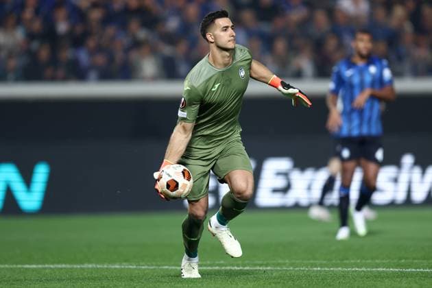 Juan Musso (Atalanta Bc) controls the ball, UEFA Europa League 2023 2024 - semi-final, Atalanta vs Olympique de Marseille, Gewiss Stadium, May 9, 2024, Bergamo, Italy.