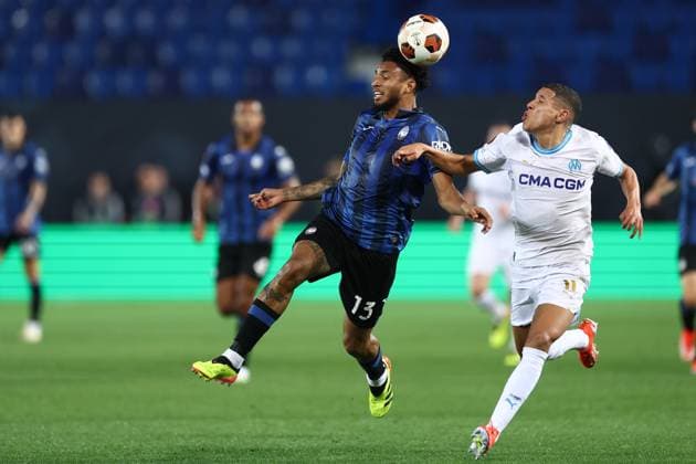 Ederson Da Silva (Atalanta Bc) und Amine Harit (Olympique de Marseille) battle for the ball, UEFA Europa League 2023 2024 - semi-final, Atalanta vs Olympique de Marseille, Gewiss Stadium, May 9, 2024, Bergamo, Italy.