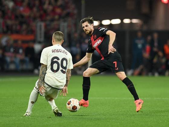 09 05 2024, Leverkusen, Germany, BayARENA, Bayer 04 Leverkusen vs AS Roma UEFA Europa League 2023 2024 Semi finals second leg, Angelino AS Roma and Jonas Hofmann Bayer 04 Leverkusen in a duel Photo Ralf Treese Leverkusen BayARENA North Rhine Westphalia Germany 521_LEVROM20240509_020 Treese-521