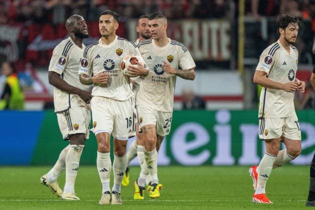 GER, EL, Bayer 04 Leverkusen vs AS Roma, Season 2023 24, 09 05 2024, BayArena, Leverkusen, GER, EL, Bayer 04 Leverkusen vs AS Roma, Season 2023 24, In the picture Leandro Paredes AS Roma, 16 Romelu Lukaku AS Roma, 90 Gianluca Mancini AS Roma, 23 cheering after scoring the 0 1 goal cheering jubilation cheering single action, full body full body cutout, single image, action, action scene gestures, facial expressions, emotions nordphotoxGmbHxx xDenkinger nph00015