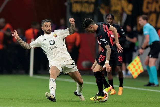Leonardo Spinazzola AS Roma and Exequiel Palacios Bayer 04 Leverkusen during the Europa League semi-final second leg Bayer 04 Leverkusen AS Roma Copyright Thomas Pakusch Copyright: Thomas Pakusch