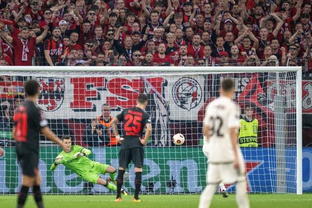 GER, EL, Bayer 04 Leverkusen vs AS Roma, 2023 24 season, 09 05 2024, BayArena, Leverkusen, GER, EL, Bayer 04 Leverkusen vs AS Roma, 2023 24 season, In the picture penalty Leandro Paredes AS Roma, 16 vs Mateiu Kovar Bayer 04 Leverkusen, 17 cheering after the goal for 0 1 nordphotoxGmbHxx xDenkinger nph00015