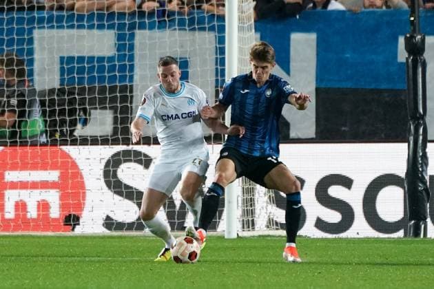 Charles De Ketelaere (Atalanta Bergame) and Jordan Veretout (Olympique de Marseille) during the UEFA Europa League semifinal second leg match between Atalanta Bergame and Olympique de Marseille at Gewiss Stadium in Bergame. FOOTBALL : Atalanta Bergame vs Olympique de Marseille - Demi finale retour - Europa League - Marseille - 09 05 2024 NorbertScanella Panoramic 