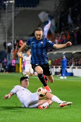 Atalanta BC v Olympique de Marseille - UEFA Europa League Teun Koopmeiners of Atalanta BC is tackled by Amine Harit of Olympique de Marseille during the UEFA Europa League semi-final second leg football match between Atalanta BC v Olympique de Marseille. Bergamo Italy Copyright: xNicolòxCampox
