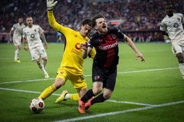 UEFA Europa League semi-final Bayer 04 Leverkusen vs AS Roma, 09 05 2024 Bayer 04 Leverkusen and keeper Mile Svilar AS Roma, 99 in a tough duel during the Europa League semi-final between Bayer 04 Leverkusen and AS Roma at BayArena on 09 05 2024 in Leverkusen, Germany DFL REGULATIONS PROHIBIT ANY USE OF PHOTOGRAPHS AS IMAGE SEQUENCES AND OR QUASI VIDEO Copyright: xBEAUTIFULxSPORTS AxelxKohringx