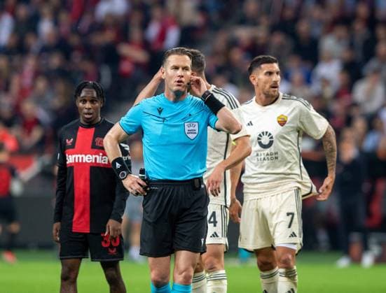 Football, Men, 2023 2024 season, Europa League semi-final, second leg , Bayer 04 Leverkusen AS Roma, v l Jeremie Frimpong Bayer 04 Leverkusen , referee Danny Makkelie NED , Lorenzo Pellegrini AS Roma , 09 05 2024, Copyright: xSebastianxRäppold MatthiasxKochx
