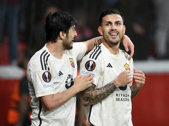 09 05 2024, Leverkusen, Germany, BayARENA, Bayer 04 Leverkusen vs AS Roma UEFA Europa League 2023 2024 Semi finals second leg, Sardar Azmoun AS Roma and Leandro Paredes AS Roma goal celebration, cheers with his team after scoring the 0 2 Photo Ralf Treese Leverkusen BayARENA North Rhine Westphalia Germany 521_LEVROM20240509_035 Treese-521