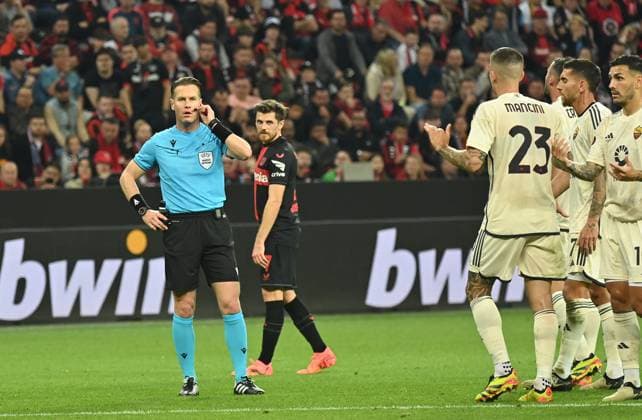 08 05 2024, xjrdrx, Football UEFA Europa League, Bayer 04 Leverkusen AS Roma emspor, v l referee Danny Makkelie Netherlands , video evidence, video referee, video referee, video judge DFL DFB REGULATIONS PROHIBIT ANY USE OF PHOTOGRAPHS as IMAGE SEQUENCES and or QUASI VIDEO Leverkusen