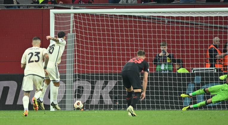 08 05 2024, xjrdrx, Football UEFA Europa League, Bayer 04 Leverkusen AS Roma emspor, v l Leandro Paredes AS Roma , Matej Kovar Bayer Leverkusen Goal scored, scored the goal to 0 2 penalty, Penalty kick, penalty shootout Video evidence, video referee, video referee, video judge DFL DFB REGULATIONS PROHIBIT ANY USE OF PHOTOGRAPHS as IMAGE SEQUENCES and or QUASI VIDEO Leverkusen