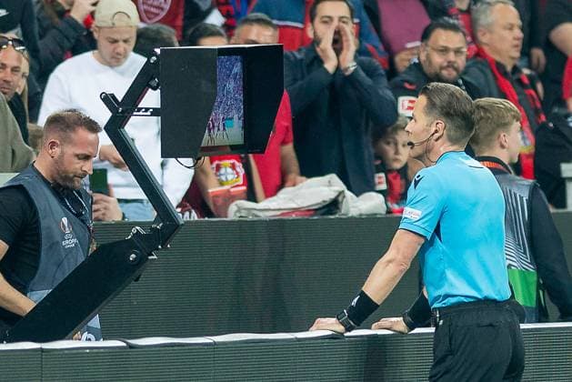 Football UEFA Europa League, 2023 2024 season, semi-final, second leg, Bayer 04 Leverkusen AS Roma on 09 05 2024 at the BayArena in Leverkusen Referee Danny Makkelie looks at the situation and decides on a penalty kick Photo Kirchner Media TH Copyright: xKirchner-Media THx