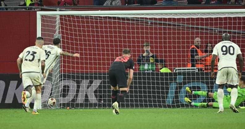 08 05 2024, xjrdrx, Football UEFA Europa League, Bayer 04 Leverkusen AS Roma emspor, v l Leandro Paredes AS Roma , Matej Kovar Bayer Leverkusen Goal scored, scored the goal to 0 2 penalty, Penalty kick, penalty shootout Video evidence, video referee, video referee, video judge DFL DFB REGULATIONS PROHIBIT ANY USE OF PHOTOGRAPHS as IMAGE SEQUENCES and or QUASI VIDEO Leverkusen