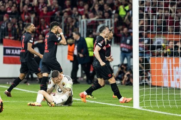UEFA Europa League semi-final Bayer 04 Leverkusen vs AS Roma, 09 05 2024 Cheers to 1 2 by own goal of Gianluca Mancini AS Roma, 23 Mancini sits stunned on the ground, the players of Bayer 04 Leverkusen cheer UEFA Europa League Bayer 04 Leverkusen AS Roma, Leverkusen, BayArena on 09 05 2024 Copyright: xBEAUTIFULxSPORTS Wunderlx