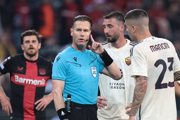 Referee Danny Makkelie talks to the VAR video referee during the Europa League semi-final second leg Bayer 04 Leverkusen AS Roma Copyright Thomas Pakusch Copyright: Thomas Pakusch