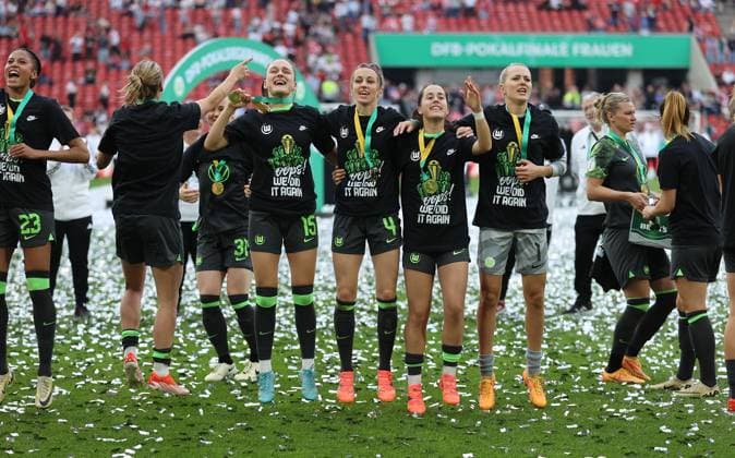 09 05 2024, Football Women DFB Cup Final in Cologne, FC Bayern Munich VfL Wolfsburg, emonline, emspor, v l , Diana Nemeth VfL Wolfsburg , Kathrin Hendrich VfL Wolfsburg , Nuria Rabano Blanco VfL Wolfsburg , Goalkeeper Merle Froms VfL Wolfsburg celebrate with the fans DFL DFB REGULATIONS PROHIBIT ANY USE OF PHOTOGRAPHS AS IMAGE SEQUENCES AND OR QUASI VIDEO xdcx Copyright: HMBxMedia