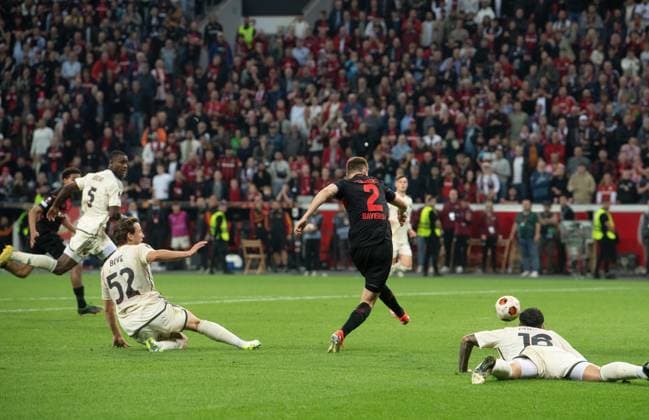 Football, Men, 2023 2024 season, Europa League semi-final, second leg , Bayer 04 Leverkusen AS Roma, Josip Stanisic 2, Bayer 04 Leverkusen scores the goal to make it 2 2 against , 09 05 2024, Copyright: xSebastianxRäppold MatthiasxKochx