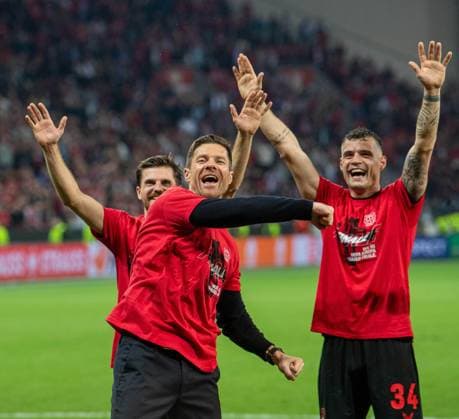 Football, Men, Season 2023 2024, Europa League semi-final, second leg , Bayer 04 Leverkusen AS Roma, f l Jonas Hofmann Bayer Leverkusen , Coach Xabi Alonso Bayer Leverkusen , Granit Xhaka Bayer Leverkusen , Cheering after final whistle, 09 05 2024, Copyright: xSebastianxRäppold MatthiasxKochx