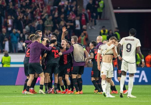 Football, Men, 2023 2024 season, Europa League semi-final, second leg , Bayer 04 Leverkusen AS Rome, Leverkusen cheers after the final whistle, with 10 Florian Wirtz Bayer 04 Leverkusen , 09 05 2024, Copyright: xSebastianxRäppold MatthiasxKochx