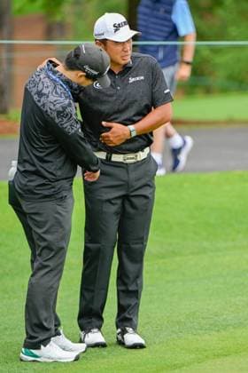 CHARLOTTE, NC - MAY 09: Hideki Matsuyama (JPN) grimaces in severe back pain on the practice green before the first round of the Wells Fargo Championship on May 9, 2024 at Quail Hollow Club in Charlotte, North Carolina. (Photo by Ken Murray Icon Sportswire) GOLF: MAY 09 PGA, Golf Herren Wells Fargo Championship EDITORIAL USE ONLY Icon2405090031