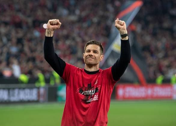 Football, Men, 2023 2024 season, Europa League semi-final, second leg, Bayer 04 Leverkusen AS Roma, Coach Xabi Alonso Bayer 04 Leverkusen with final shirt, cheering after the final whistle, 09 05 2024, Copyright: xSebastianxRäppold MatthiasxKochx