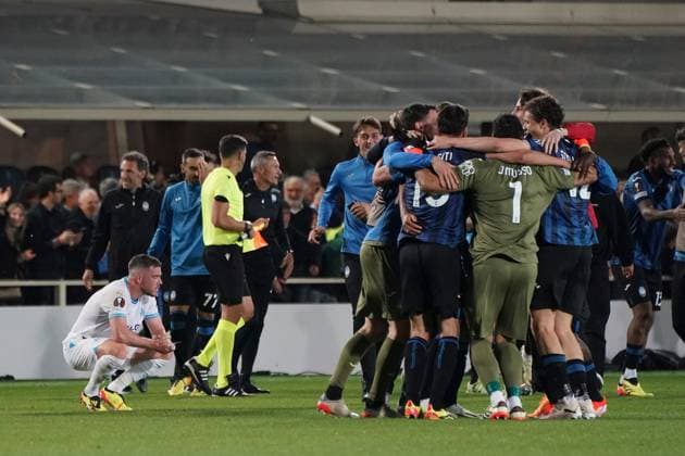 Team of Atalanta Bergame celebrates the victory and Jordan Veretout (Olympique de Marseille) looks dejected during the UEFA Europa League semifinal second leg match between Atalanta Bergame and Olympique de Marseille at Gewiss Stadium in Bergame. FOOTBALL : Atalanta Bergame vs Olympique de Marseille - Demi finale retour - Europa League - Marseille - 09 05 2024 NorbertScanella Panoramic 