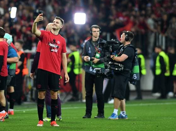 09 05 2024, Leverkusen, Germany, BayARENA, Bayer 04 Leverkusen vs AS Roma UEFA Europa League 2023 2024 Semi finals second leg, Josip Stanisic Bayer 04 Leverkusen takes a selfie Photo Ralf Treese Leverkusen BayARENA North Rhine Westphalia Germany 521_LEVROM20240509_061 Treese-521