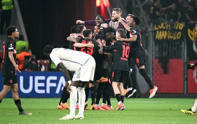 Football, Europa League, Germany, Men, Season 2023 2024, Semi-final second leg, BayArena Leverkusen, Bayer Leverkusen AS Roma 2 2 Final cheer Bayer Jubel, Joy, Action UEFA REGULATIONS PROHIBIT ANY USE OF PHOTOGRAPHS AS IMAGE SEQUENCES AND OR QUASI VIDEO