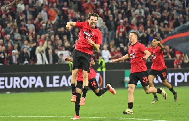 08 05 2024, xjrdrx, Football UEFA Europa League, Bayer 04 Leverkusen AS Roma emspor, v l Jonas Hofmann Bayer Leverkusen , Nathan Tella Bayer Leverkusen , Adam Hlozek Bayer Leverkusen , Amine Adili Bayer Leverkusen jubeln jubiliert nach Spielende celebrate at the end of the match DFL DFB REGULATIONS PROHIBIT ANY USE OF PHOTOGRAPHS as IMAGE SEQUENCES and or QUASI VIDEO Leverkusen