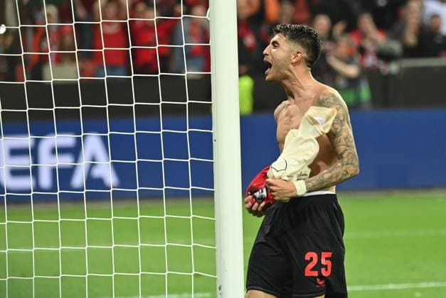 08 05 2024, xjrdrx, Football UEFA Europa League, Bayer 04 Leverkusen AS Roma emspor, v l Exequiel Palacios Bayer Leverkusen jubeln jubilieren celebrate at the end of the match DFL DFB REGULATIONS PROHIBIT ANY USE OF PHOTOGRAPHS as IMAGE SEQUENCES and or QUASI VIDEO Leverkusen