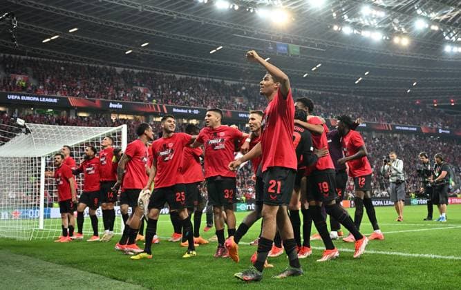 08 05 2024, xjrdrx, Football UEFA Europa League, Bayer 04 Leverkusen AS Roma emspor, v l Arthur Bayer Leverkusen , Exequiel Palacios Bayer Leverkusen , Gustavo Puerta Bayer Leverkusen , Alejandro Grimaldo Bayer Leverkusen and team jubeln jubiliert nach Spielende celebrate at the end of the match DFL DFB REGULATIONS PROHIBIT ANY USE OF PHOTOGRAPHS as IMAGE SEQUENCES and or QUASI VIDEO Leverkusen