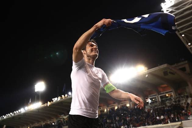 Bergamo, Italy, 9th May 2024. Marten De Roon of Atalanta waves his jersey as he celebrates following the final whistle of the UEFA Europa League match at Gewiss Stadium, Bergamo. Picture credit should read: Jonathan Moscrop Sportimage EDITORIAL USE ONLY. No use with unauthorised audio, video, data, fixture lists, club league logos or live services. Online in-match use limited to 120 images, no video emulation. No use in betting, games or single club league player publications. SPI-3122-0006