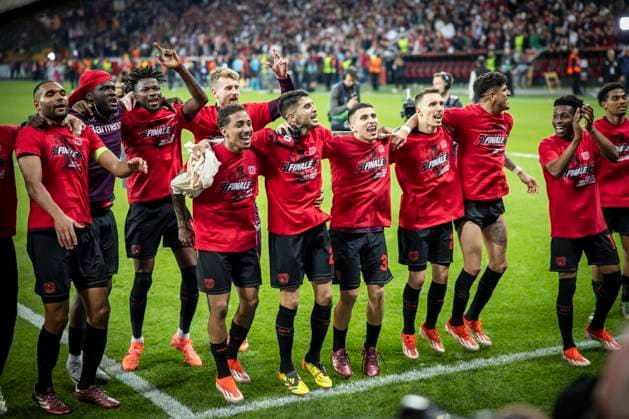 UEFA Europa League semi-final Bayer 04 Leverkusen vs AS Roma, 09 05 2024 The team celebrates reaching the final v l Granit Xhaka Bayer 04 Leverkusen, 34 , Robert Andrich Bayer 04 Leverkusen, 8 , Matej Kovar Bayer 04 Leverkusen, 17 , Josip Stanisic Bayer 04 Leverkusen, 2 , Florian Wirtz Bayer 04 Leverkusen, 10 after the Europa League semi-final between Bayer 04 Leverkusen and AS Roma at BayArena on 09 05 2024 in Leverkusen, Germany DFL REGULATIONS PROHIBIT ANY USE OF PHOTOGRAPHS AS IMAGE SEQUENCES AND OR QUASI VIDEO Copyright: xBEAUTIFULxSPORTS AxelxKohringx