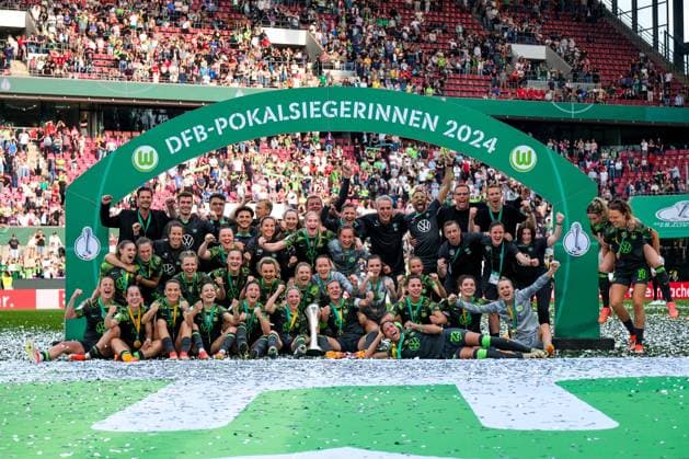The players of VfL Wolfsburg celebrate the victory, GER, FC Bayern Muenchen vs VfL Wolfsburg, Football Women DFB Pokal Final, Season 2023 2024, 09 05 2024 DFB regulations prohibit any use of photographs as image sequences and or quasi video GER, FC Bayern Muenchen vs VfL Wolfsburg, Football Women DFB Pokal Final, Season 2023 2024, 09 05 2024 Koeln Copyright: xEibner-Pressefoto FlorianxWieganx EP_FWD