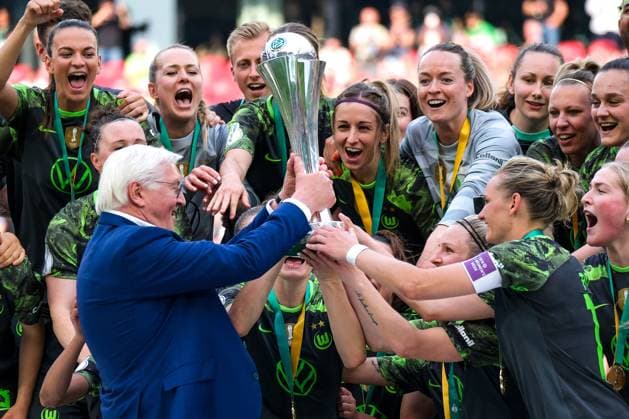 Sport Themen der Woche KW19 Sport Bilder des Tages Frank-Walter Steinmeier (Bundespraesident) uebergibt den Pokal an die Die Spielerinnen des VfL Wolfsburg, GER, FC Bayern Muenchen vs. VfL Wolfsburg, Fussball Frauen DFB Pokal Finale, Spielzeit 2023 2024, 09.05.2024 DFB regulations prohibit any use of photographs as image sequences and or quasi-video GER, FC Bayern Muenchen vs. VfL Wolfsburg, Fussball Frauen DFB Pokal Finale, Spielzeit 2023 2024, 09.05.2024 Koeln *** Frank Walter Steinmeier Bundespraesident hands over the trophy to the VfL Wolfsburg players, GER, FC Bayern Muenchen vs VfL Wolfsburg, Football Women DFB Pokal Final, Season 2023 2024, 09 05 2024 DFB regulations prohibit any use of photographs as image sequences and or quasi video GER, FC Bayern Muenchen vs VfL Wolfsburg, Football Women DFB Pokal Final, Season 2023 2024, 09 05 2024 Koeln Copyright: xEibner-Pressefoto FlorianxWieganx EP_FWD